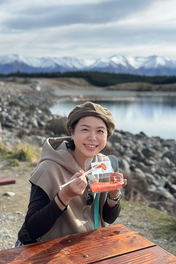 紐西蘭南島｜Mt Cook Alpine Salmon Shop．南島必吃高山雪水鮭魚，坐擁普卡基湖180度美景 @飛天璇的口袋