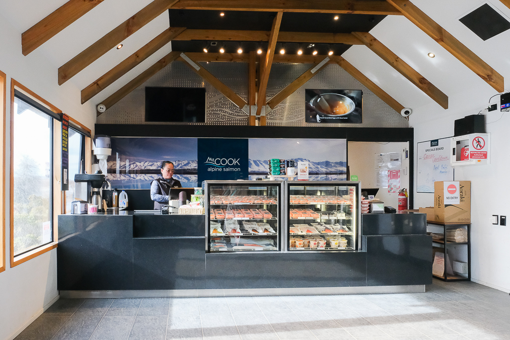 紐西蘭南島｜Mt Cook Alpine Salmon Shop．南島必吃高山雪水鮭魚，坐擁普卡基湖180度美景 @飛天璇的口袋
