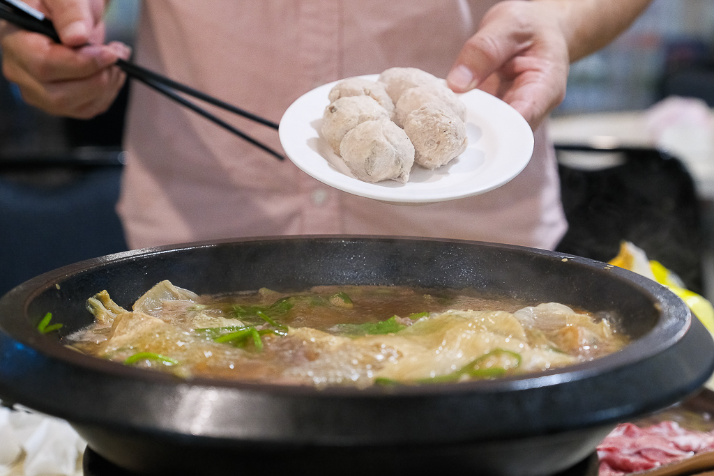 台中北屯｜食藝石頭火鍋 水湳店．傳統現炒火鍋，濃濃的懷舊風 @飛天璇的口袋