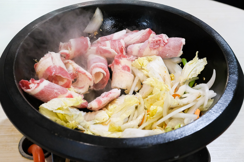 台中北屯｜食藝石頭火鍋 水湳店．傳統現炒火鍋，濃濃的懷舊風 @飛天璇的口袋