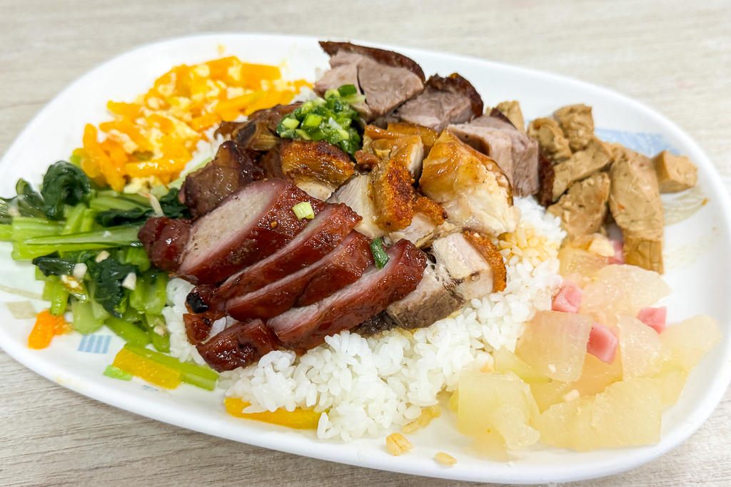 台中南區｜咖哩甲班．在夜市裡吃小學鐵盒便當咖哩，忠孝夜市隱藏版美食推薦 @飛天璇的口袋