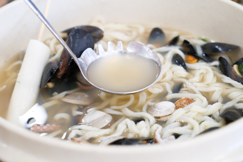 韓國釜山｜海雲台31cm海鮮刀削麵松亭總店．海雲台必吃美食，滿滿一鍋海鮮超過癮 @飛天璇的口袋