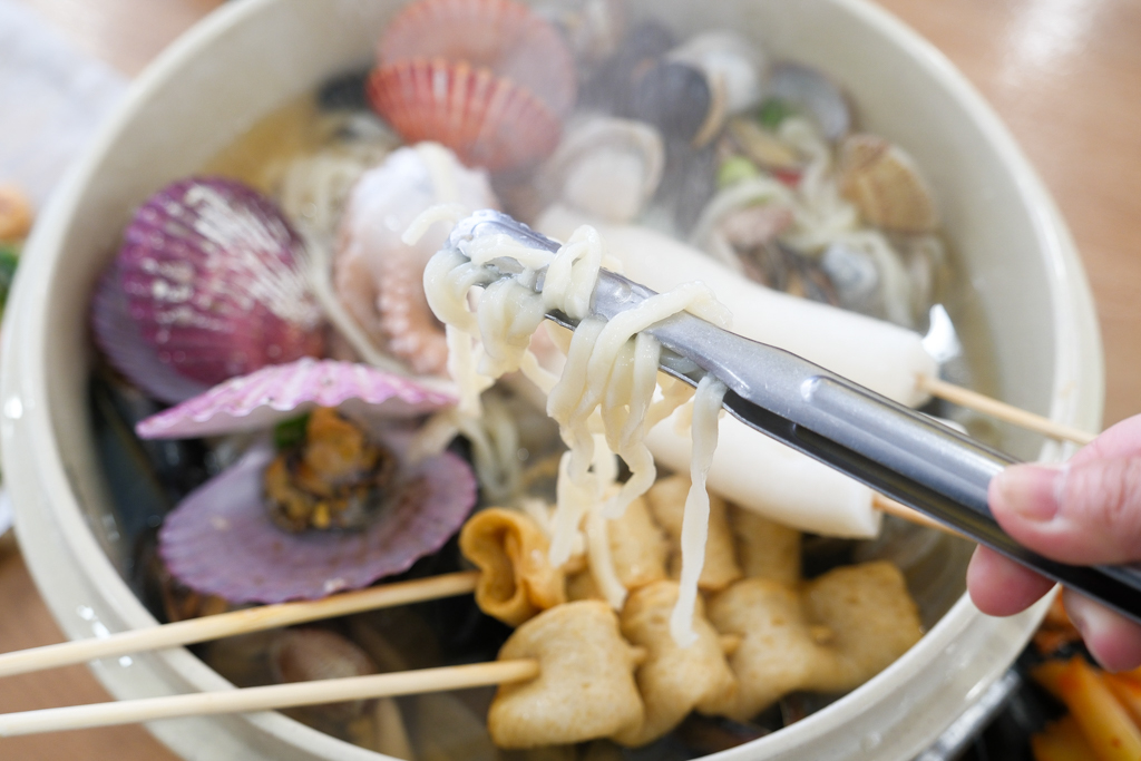 韓國釜山｜海雲台31cm海鮮刀削麵松亭總店．海雲台必吃美食，滿滿一鍋海鮮超過癮 @飛天璇的口袋