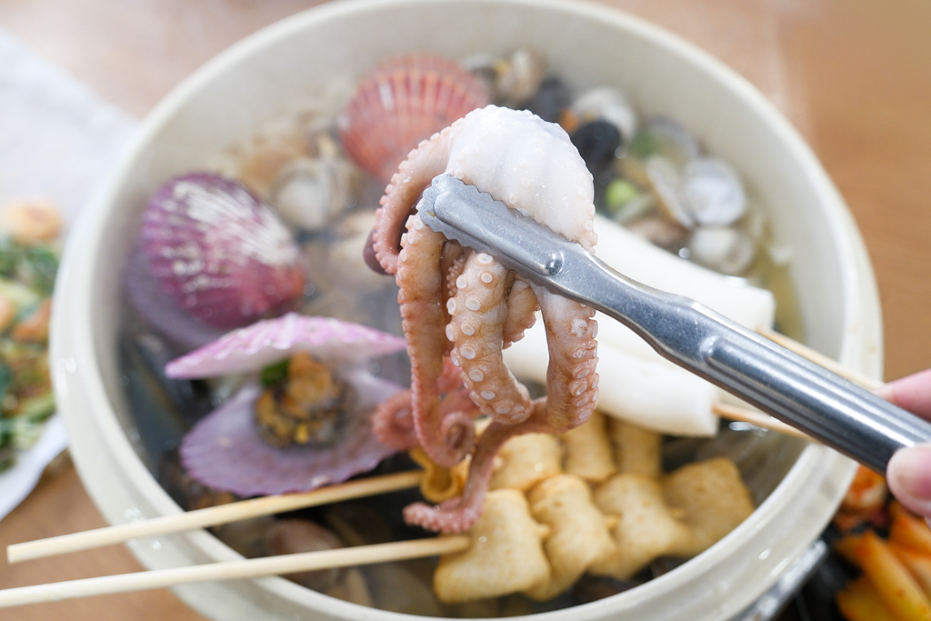 韓國釜山｜海雲台31cm海鮮刀削麵松亭總店．海雲台必吃美食，滿滿一鍋海鮮超過癮 @飛天璇的口袋