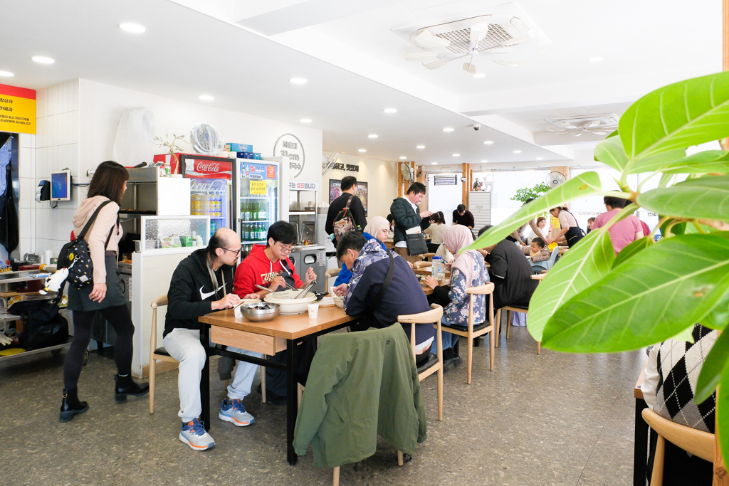 韓國釜山｜海雲台31cm海鮮刀削麵松亭總店．海雲台必吃美食，滿滿一鍋海鮮超過癮 @飛天璇的口袋