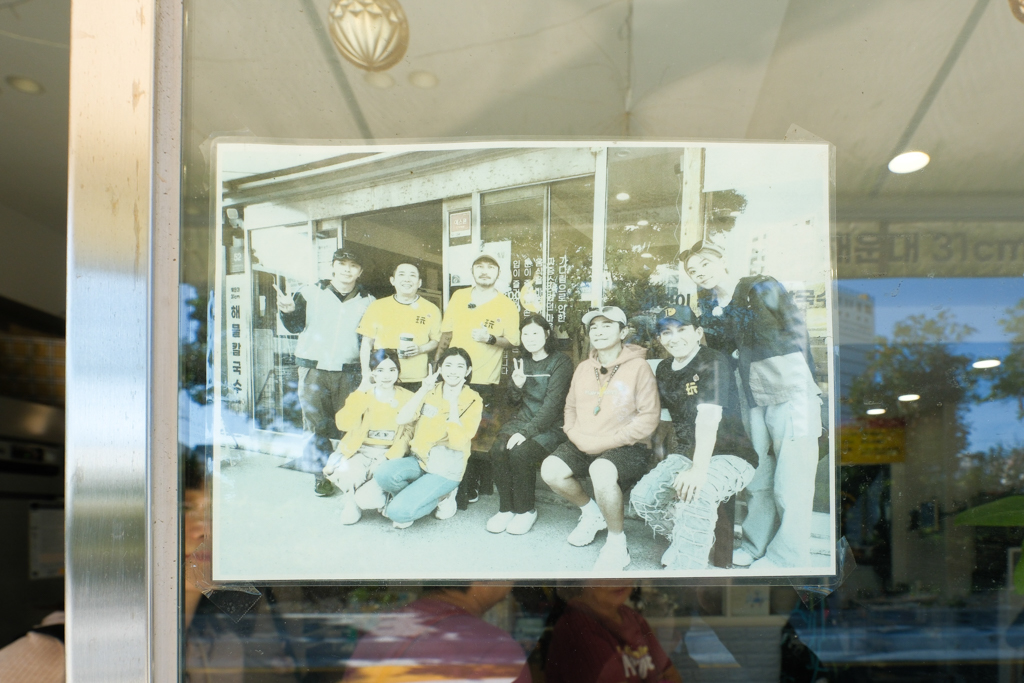 韓國釜山｜海雲台31cm海鮮刀削麵松亭總店．海雲台必吃美食，滿滿一鍋海鮮超過癮 @飛天璇的口袋