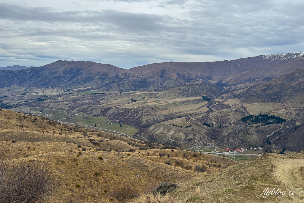紐西蘭南島｜Crown Range Road Scenic Lookout．皇冠山脈公路必拍景點，瓦納卡到皇后鎮的絕美公路 @飛天璇的口袋