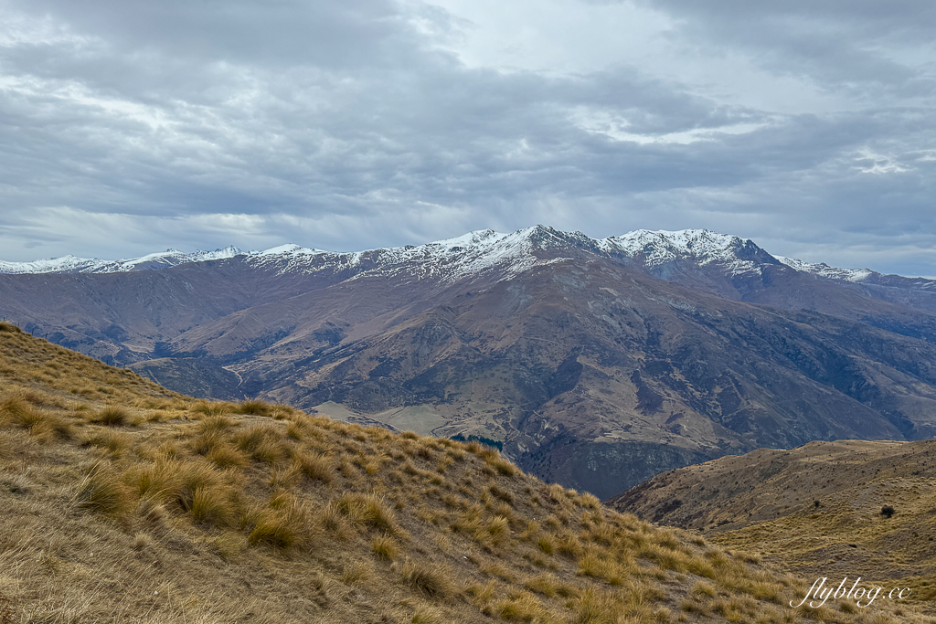紐西蘭南島｜Crown Range Road Scenic Lookout．皇冠山脈公路必拍景點，瓦納卡到皇后鎮的絕美公路 @飛天璇的口袋