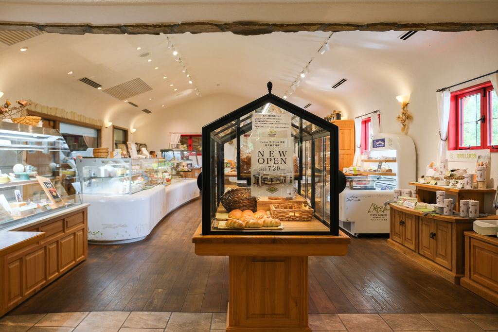 日本北海道｜Ferme La Terre Biei．美瑛農場裡的甜點咖啡，坐擁整片山丘療闊美景 @飛天璇的口袋