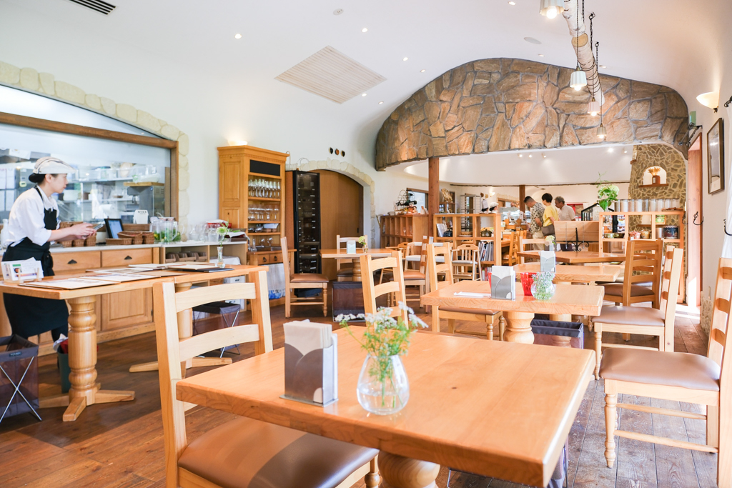 日本北海道｜Ferme La Terre Biei．美瑛農場裡的甜點咖啡，坐擁整片山丘療闊美景 @飛天璇的口袋