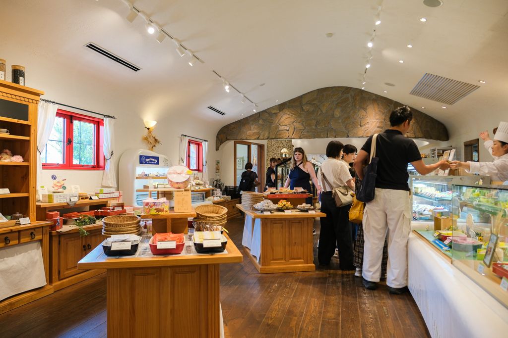 日本北海道｜Ferme La Terre Biei．美瑛農場裡的甜點咖啡，坐擁整片山丘療闊美景 @飛天璇的口袋