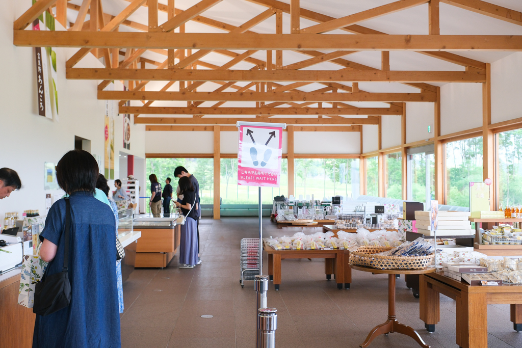 日本北海道｜六花亭富良野店 Campana．座落於葡萄園的絕美景觀，富良野落地窗咖啡館 @飛天璇的口袋