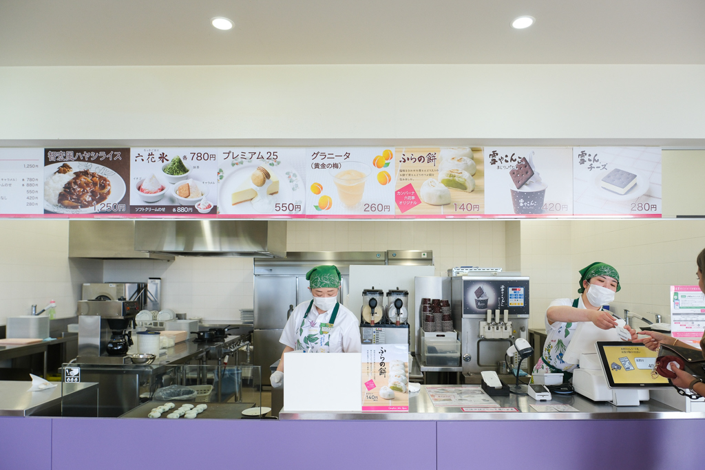 日本北海道｜六花亭富良野店 Campana．座落於葡萄園的絕美景觀，富良野落地窗咖啡館 @飛天璇的口袋