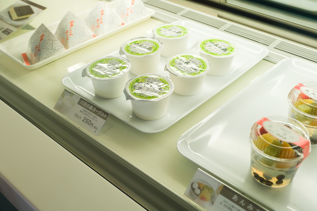 日本北海道｜六花亭富良野店 Campana．座落於葡萄園的絕美景觀，富良野落地窗咖啡館 @飛天璇的口袋