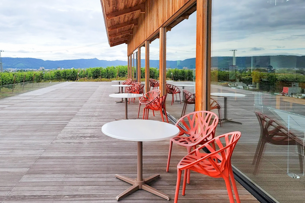 日本北海道｜六花亭富良野店 Campana．座落於葡萄園的絕美景觀，富良野落地窗咖啡館 @飛天璇的口袋