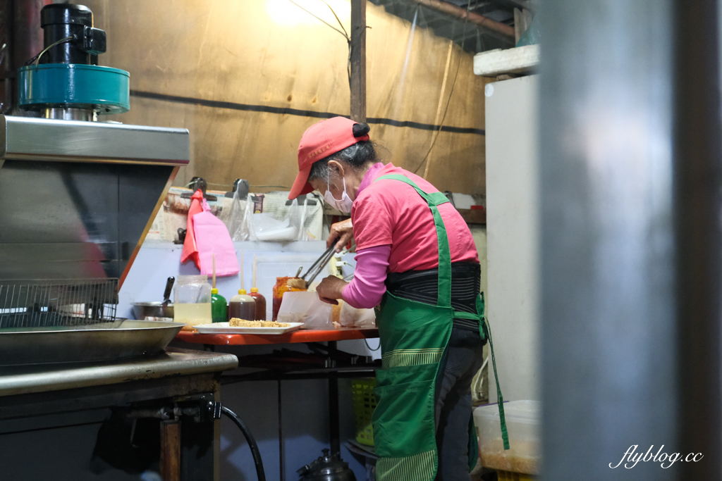 台中北屯｜陳平臭豆腐．阿婆一個人獨立作業，水湳30年鐵皮屋臭豆腐 @飛天璇的口袋