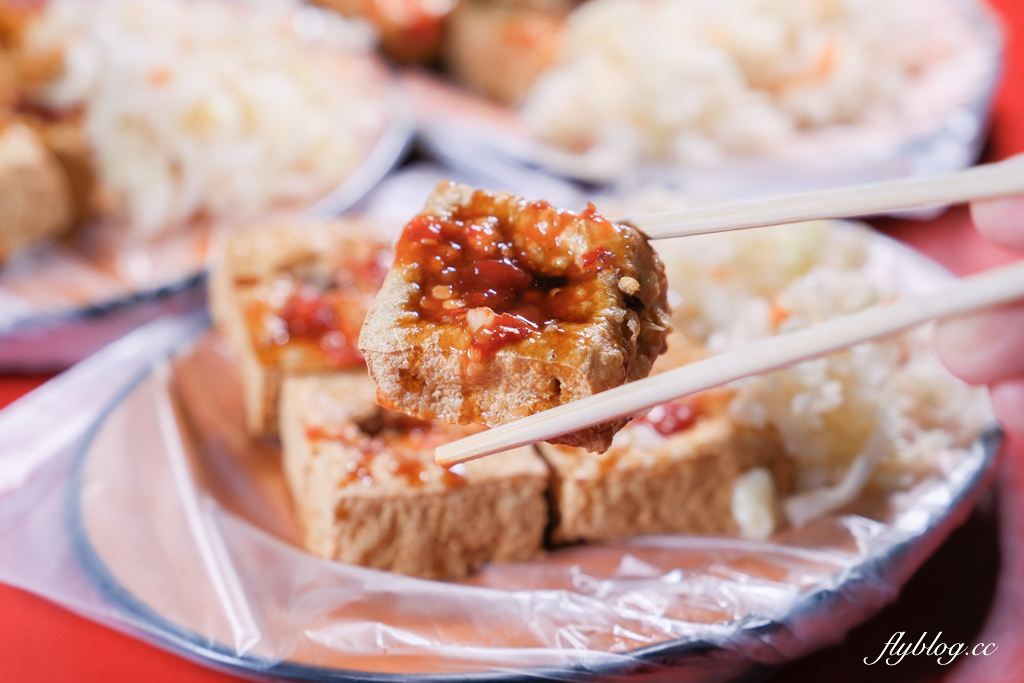 台中北屯｜陳平臭豆腐．阿婆一個人獨立作業，水湳30年鐵皮屋臭豆腐 @飛天璇的口袋