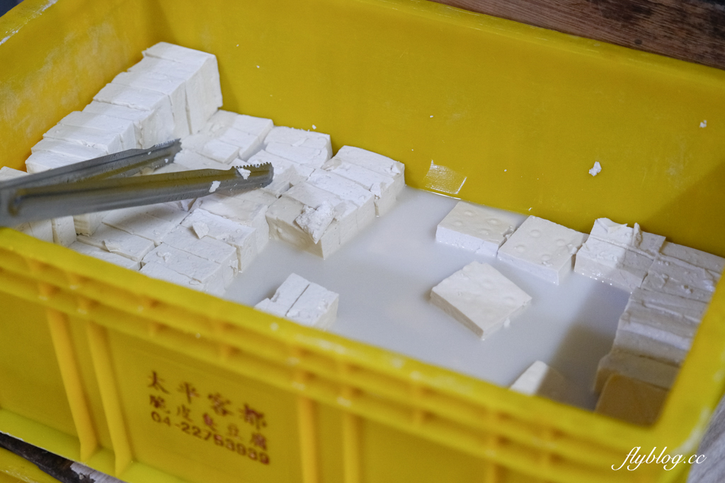 台中北屯｜陳平臭豆腐．阿婆一個人獨立作業，水湳30年鐵皮屋臭豆腐 @飛天璇的口袋