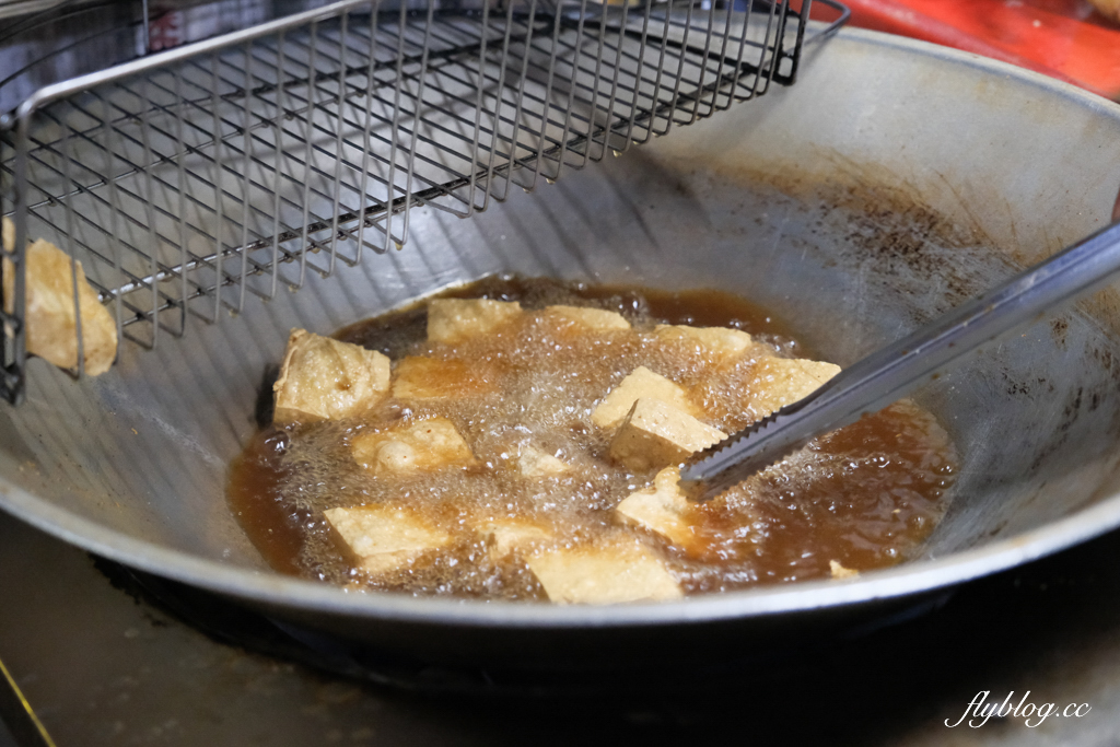 台中北屯|陳平臭豆腐.阿婆一個人獨立作業,水湳30年鐵皮屋臭豆腐 @飛天璇的口袋 台中北屯|陳平臭豆腐.阿婆一個人獨立作業,水湳30年鐵皮屋臭豆腐 @飛天璇的口袋