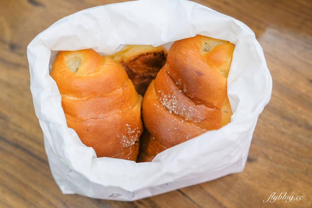 韓國釜山｜自然島鹽麵包．海雲台鹽可頌排隊名店，海岸列車尾浦站正對面 @飛天璇的口袋