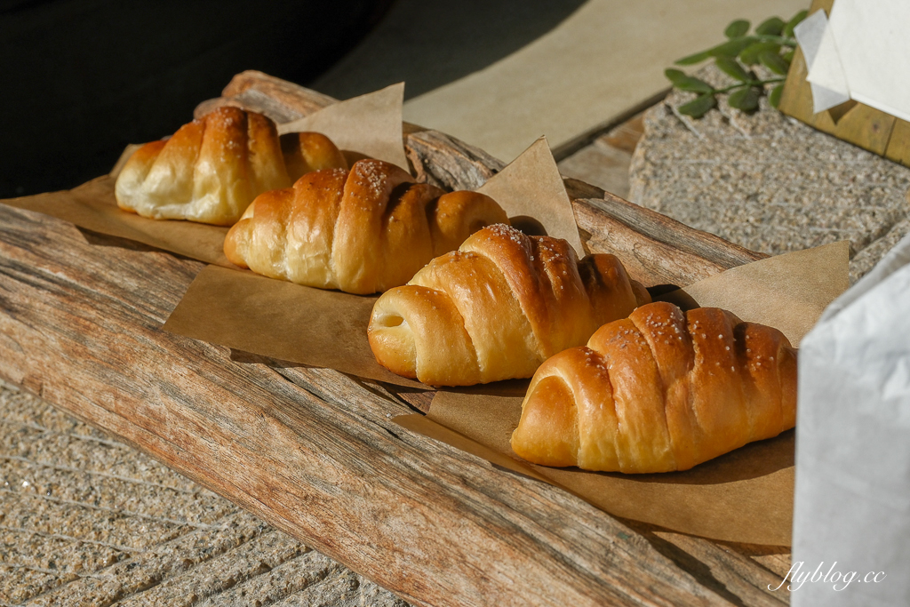 韓國釜山｜自然島鹽麵包．海雲台鹽可頌排隊名店，海岸列車尾浦站正對面 @飛天璇的口袋