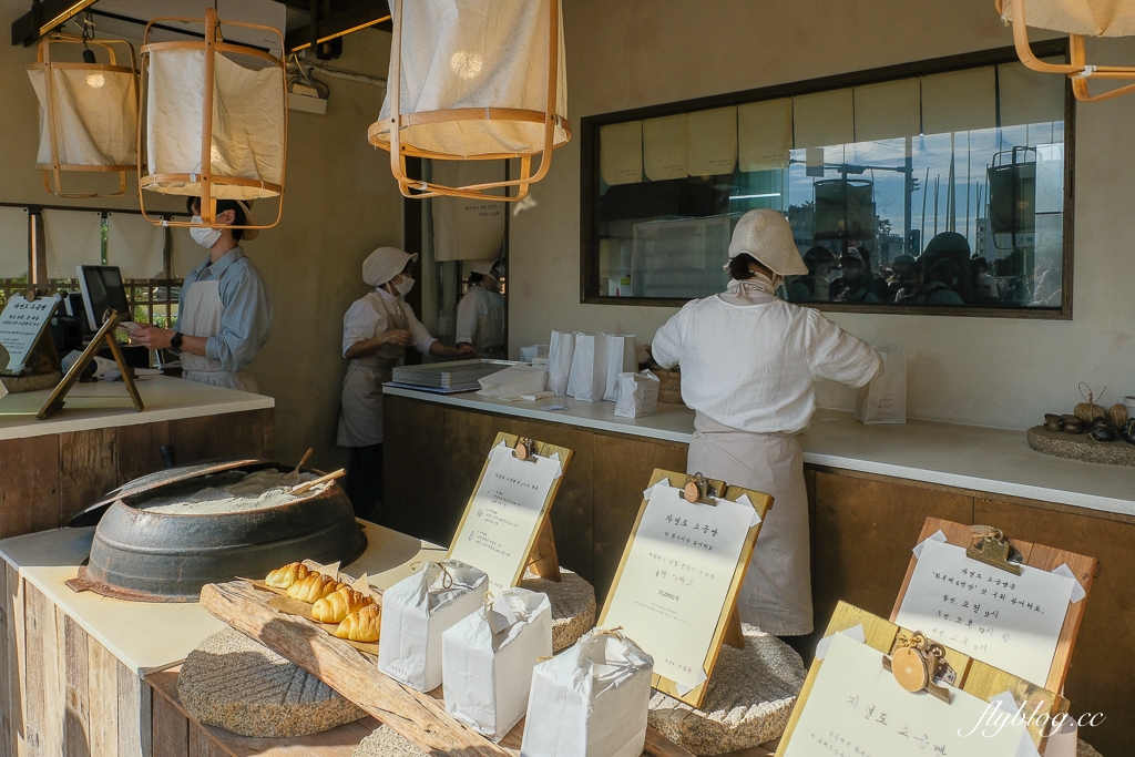 韓國釜山｜自然島鹽麵包．海雲台鹽可頌排隊名店，海岸列車尾浦站正對面 @飛天璇的口袋