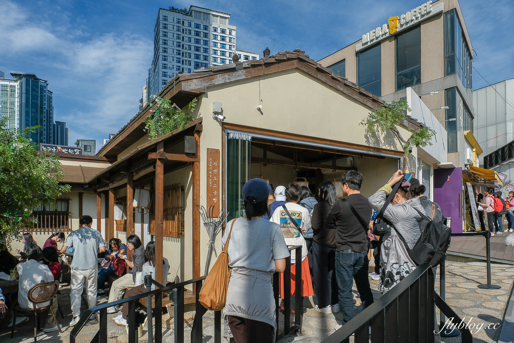 韓國釜山｜自然島鹽麵包．海雲台鹽可頌排隊名店，海岸列車尾浦站正對面 @飛天璇的口袋