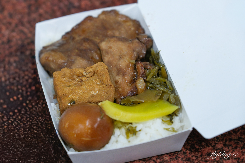 【圓光排肉餐盒】頭份國光客運旁便當搬家了，66年的老店老闆娘親自掌廚 @飛天璇的口袋