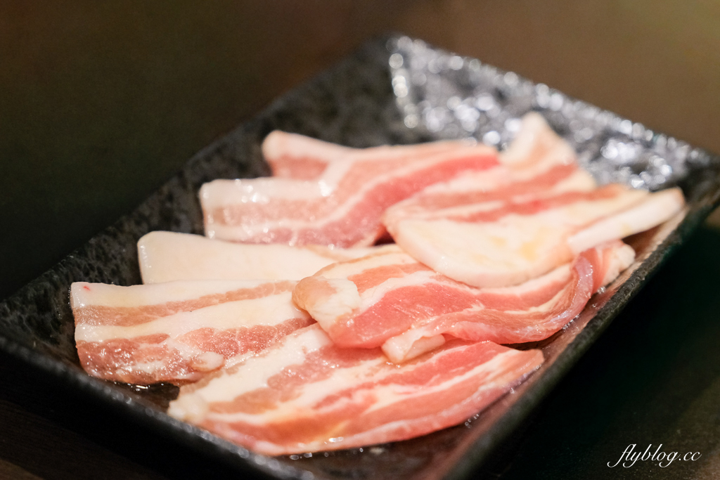 日本北海道｜炭火ホルモン きくち家．旭川人氣燒肉餐廳，必點各式鹽味內臟類 @飛天璇的口袋