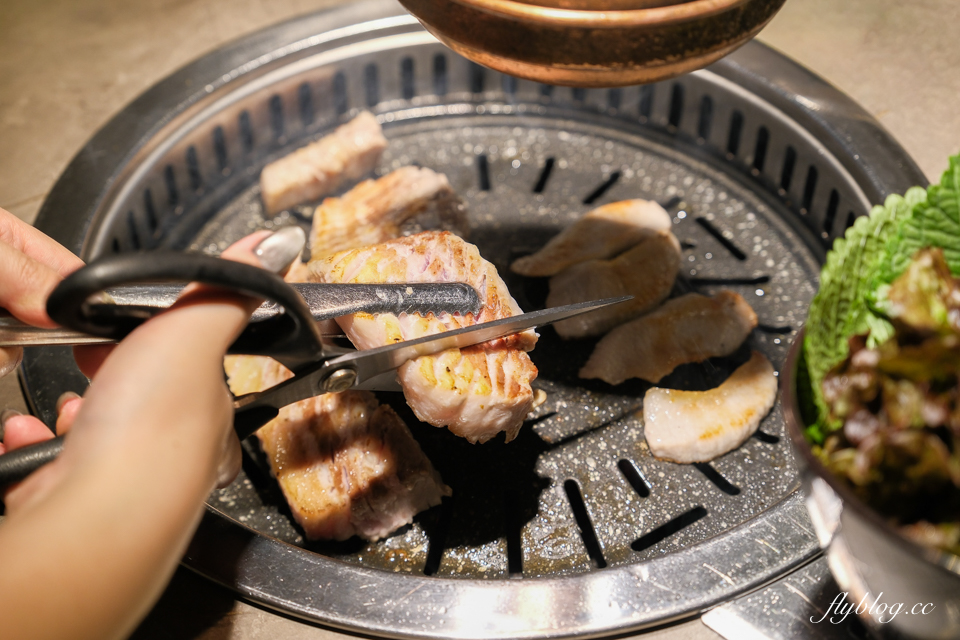 龍蝦小姐．Lady Lobster┃台中南屯美食：將整隻現流龍蝦放入三明治，口感意外的清爽彈牙好吃，永春東7路鄰近五權交流道 @飛天璇的口袋