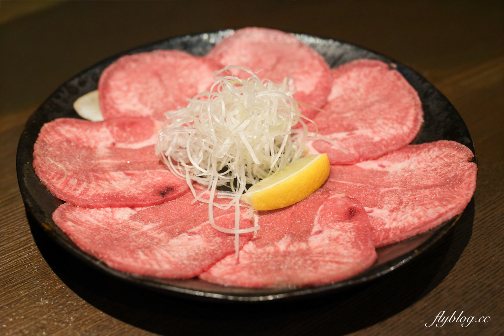 日本北海道｜炭火ホルモン きくち家．旭川人氣燒肉餐廳，必點各式鹽味內臟類 @飛天璇的口袋