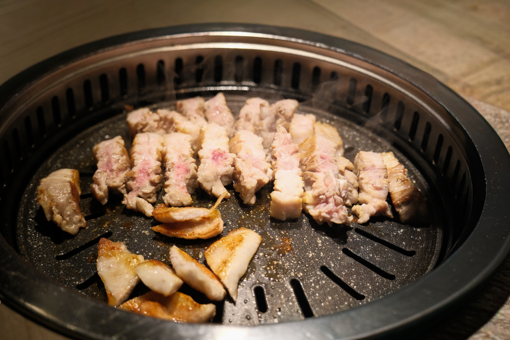 韓國釜山｜烏龜小區釜山Yeondo店．影島高CP值烤肉店，一個人均消不到500台幣 @飛天璇的口袋