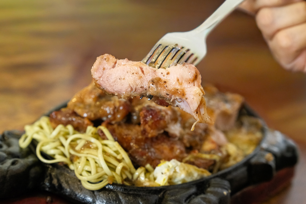 彰化美食｜慶豐牛排專賣店．平日中午排隊半個小時起跳，彰化最火爆的平價牛排 @飛天璇的口袋