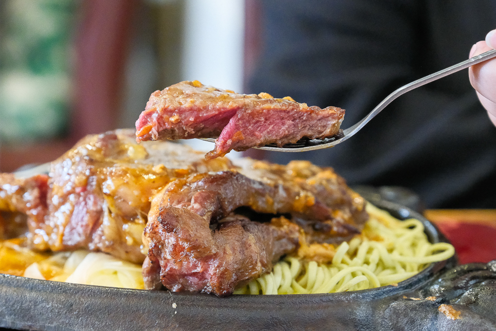 彰化美食｜慶豐牛排專賣店．平日中午排隊半個小時起跳，彰化最火爆的平價牛排 @飛天璇的口袋