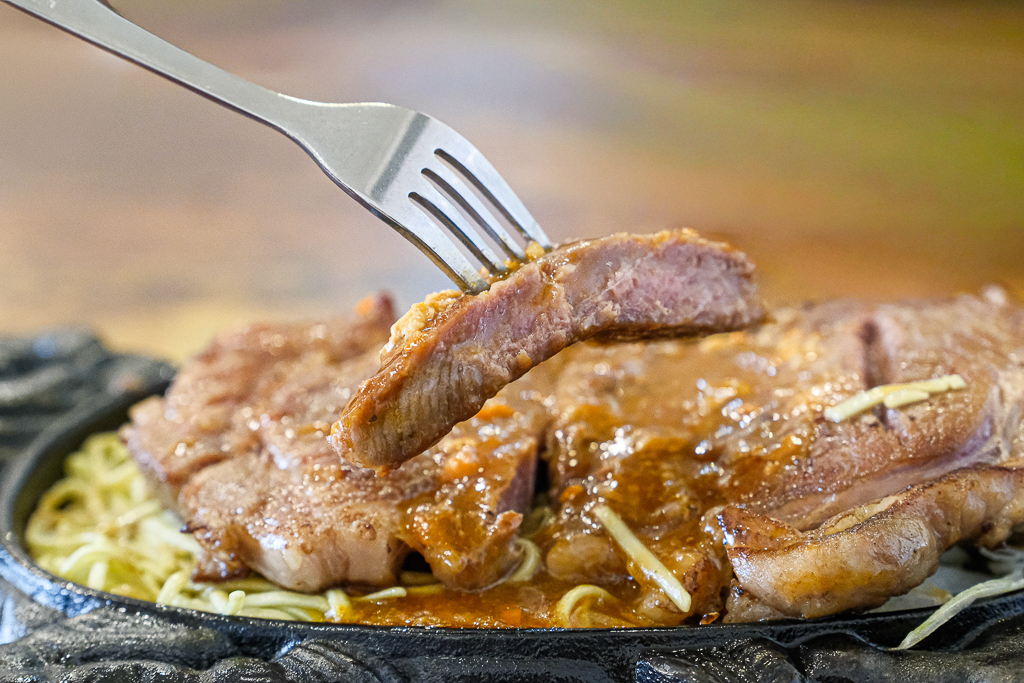 彰化美食｜慶豐牛排專賣店．平日中午排隊半個小時起跳，彰化最火爆的平價牛排 @飛天璇的口袋