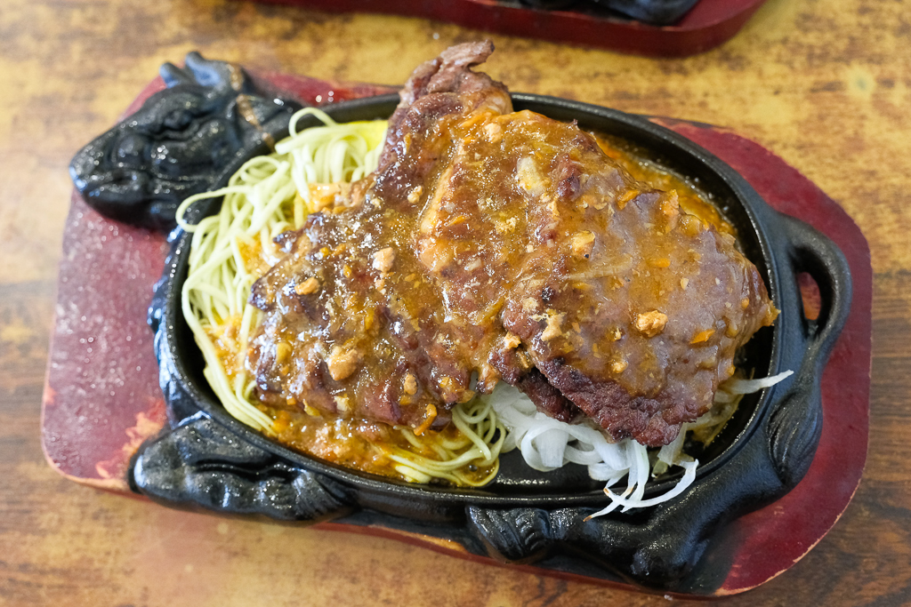 彰化美食｜慶豐牛排專賣店．平日中午排隊半個小時起跳，彰化最火爆的平價牛排 @飛天璇的口袋