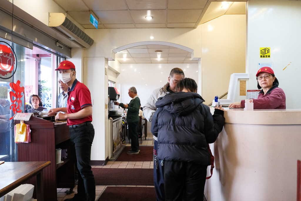 彰化美食｜慶豐牛排專賣店．平日中午排隊半個小時起跳，彰化最火爆的平價牛排 @飛天璇的口袋