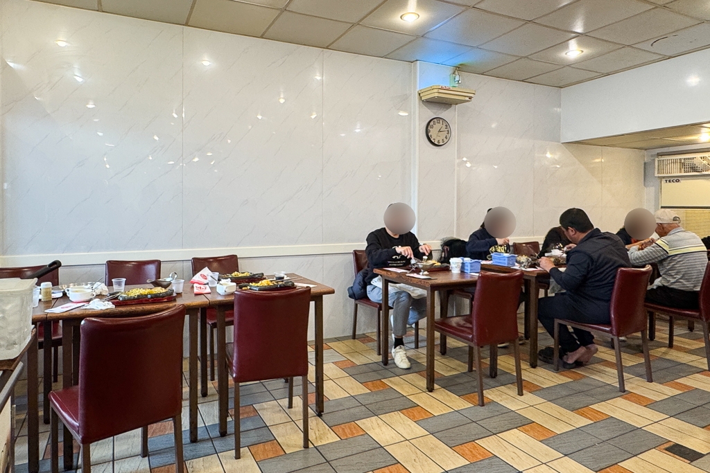 彰化美食｜慶豐牛排專賣店．平日中午排隊半個小時起跳，彰化最火爆的平價牛排 @飛天璇的口袋