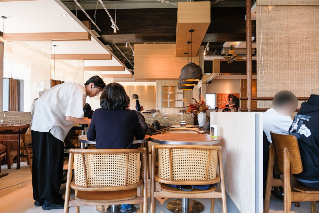 台中北屯｜豐生茶館 梅川東店．萬客什鍋新茶飲品牌，從早上營業到凌晨宵夜場 @飛天璇的口袋