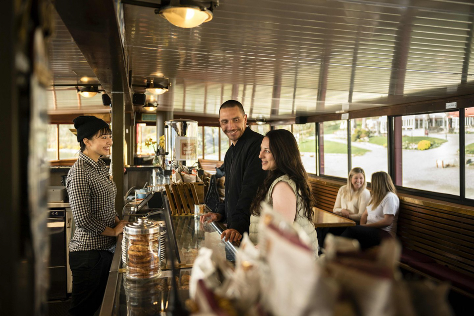 紐西蘭南島｜TSS 恩斯羅號蒸汽船遊船．瓦爾特峰BBQ百匯吃到飽，一飽皇后鎮瓦卡蒂普湖之美 @飛天璇的口袋