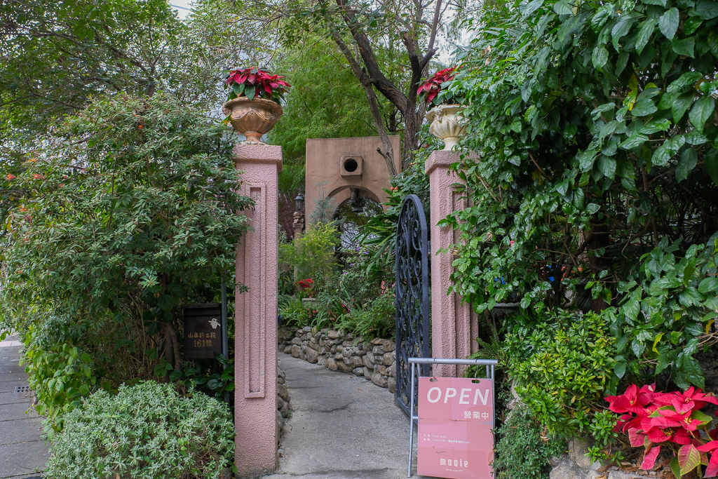 朴大哥的韓式炸雞┃逢甲美食餐廳：品嚐韓國老闆開的炸雞店，炸雞鹹甜酥脆又入味，搬了家後環境更乾淨寬敞，逢甲超人氣必吃美食推薦 @飛天璇的口袋