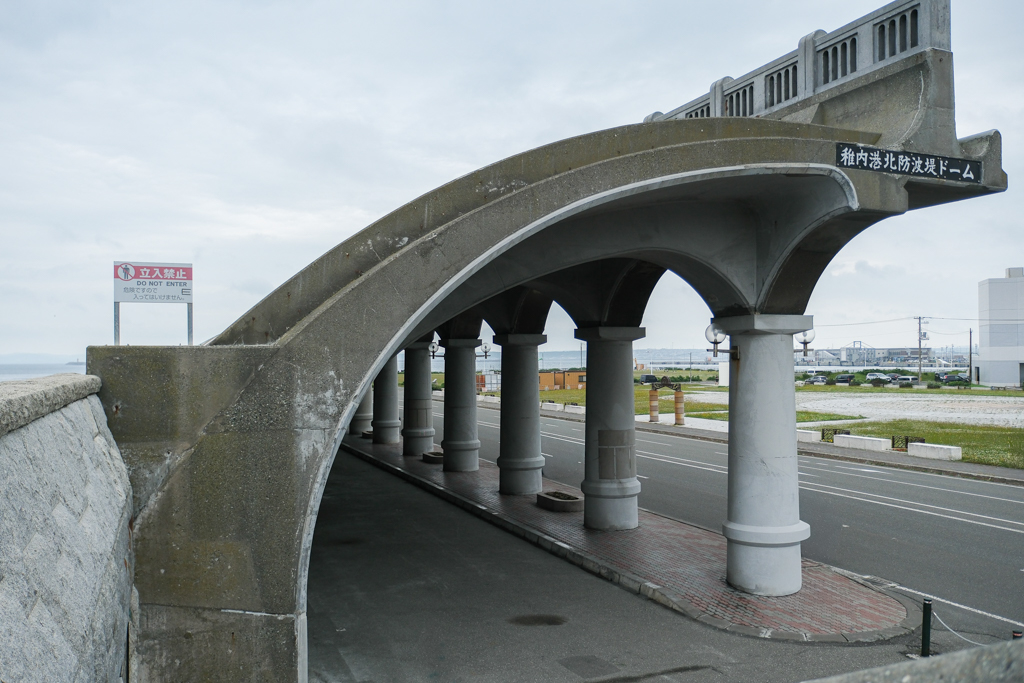 日本北海道｜稚內港北防波堤穹頂．哥德式拱門迴廊，北海道建築遺產 @飛天璇的口袋