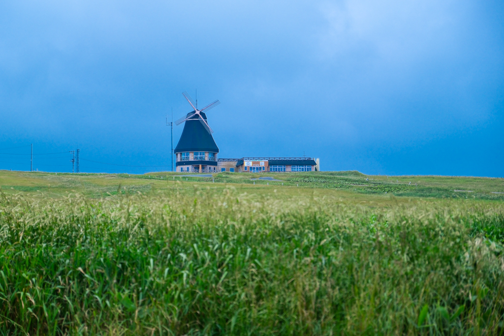 日本北海道｜宗谷岬平和公園．日本國土最北端的燈塔，遠眺鄂霍次克海 @飛天璇的口袋