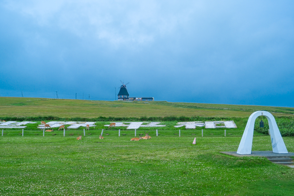 日本北海道｜宗谷岬平和公園．日本國土最北端的燈塔，遠眺鄂霍次克海 @飛天璇的口袋
