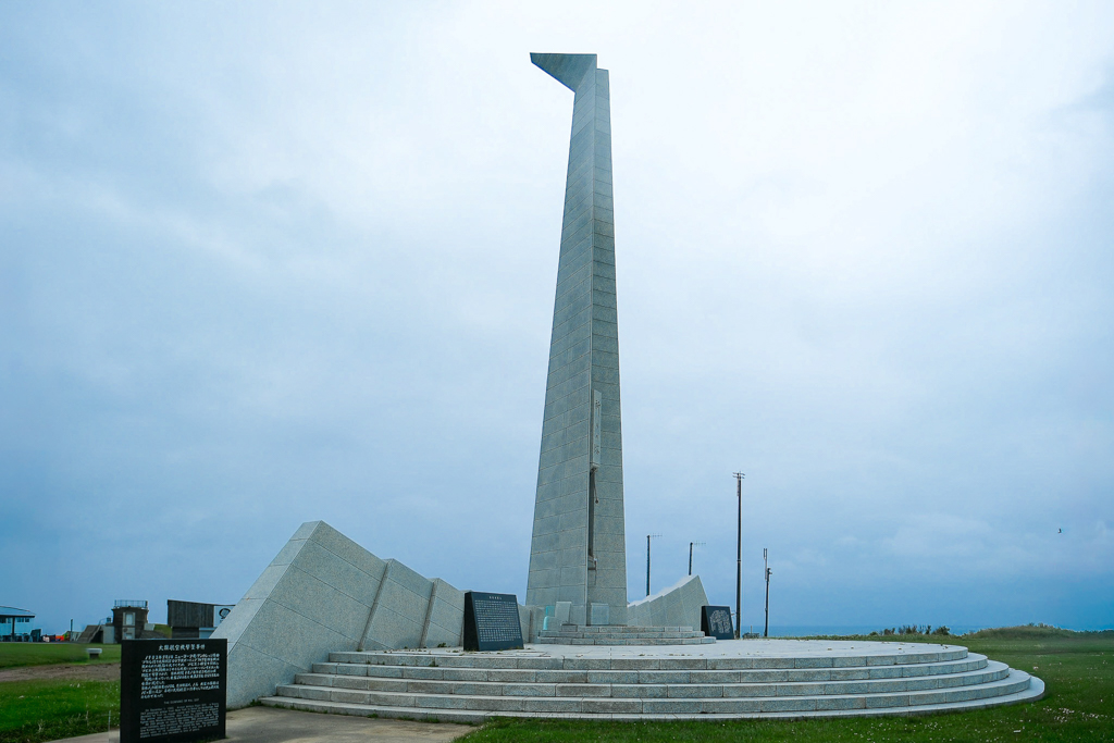 日本北海道｜宗谷岬平和公園．日本國土最北端的燈塔，遠眺鄂霍次克海 @飛天璇的口袋