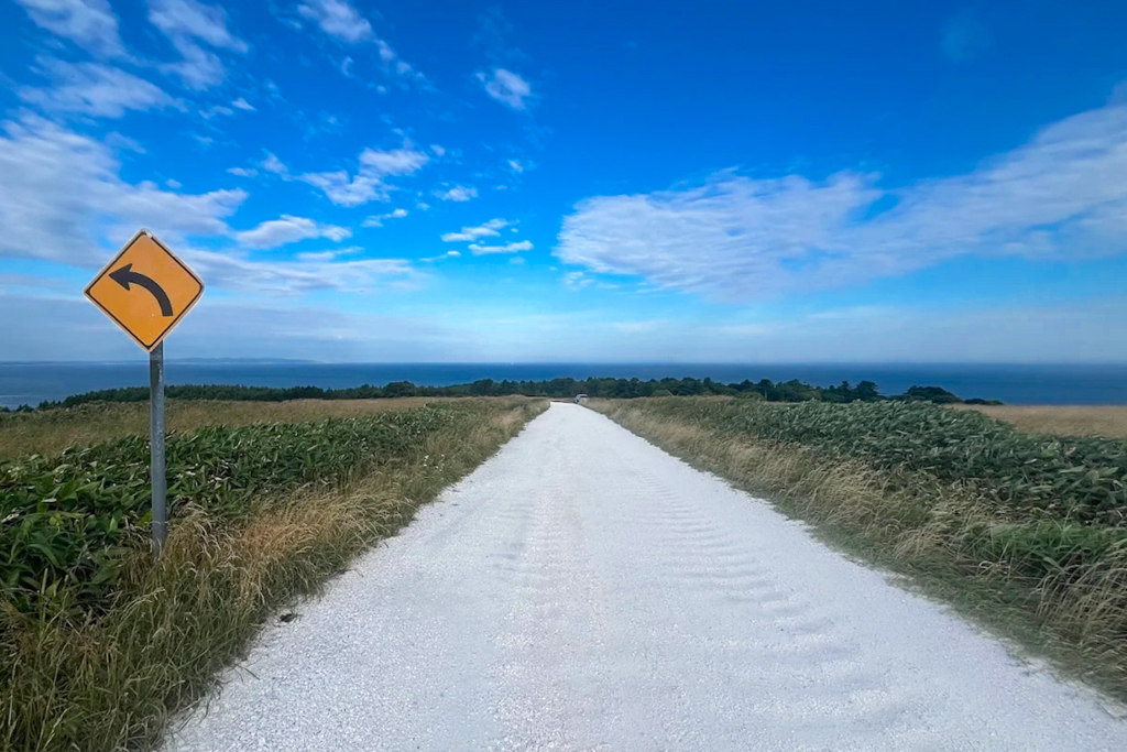 日本北海道｜白色貝殼之道．鋪滿帆立貝貝殼的白色小路，Instagram稚內打卡超美景點 @飛天璇的口袋