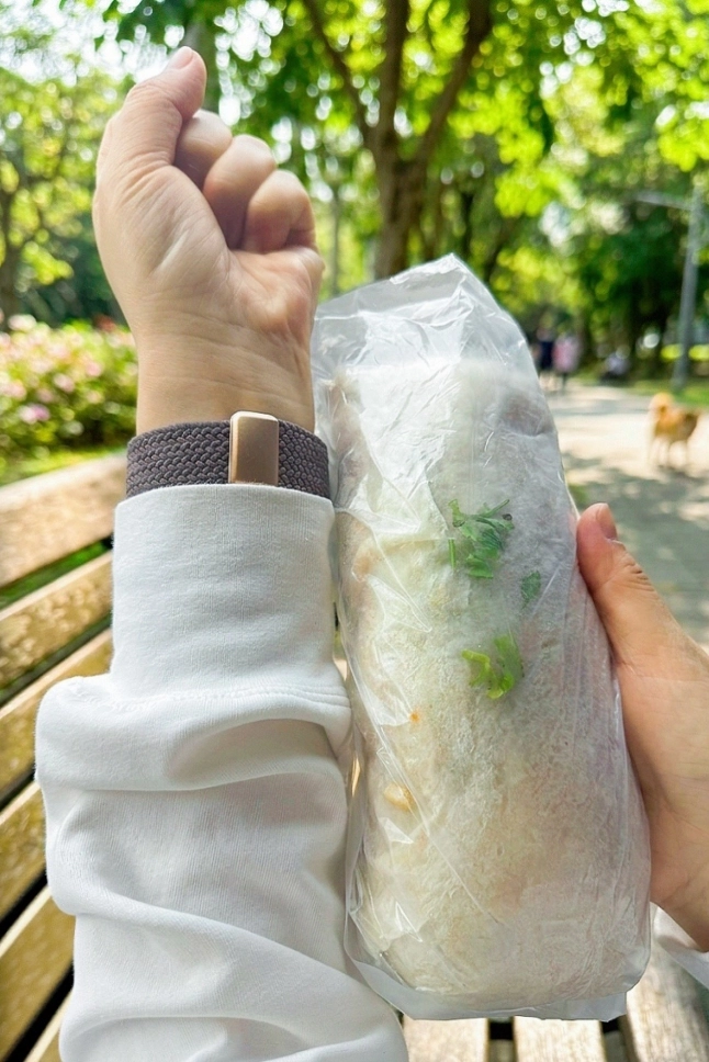 台中北屯｜正宗手工現作潤餅．台中巨無霸潤餅，Threads上暴紅銅板美食 @飛天璇的口袋