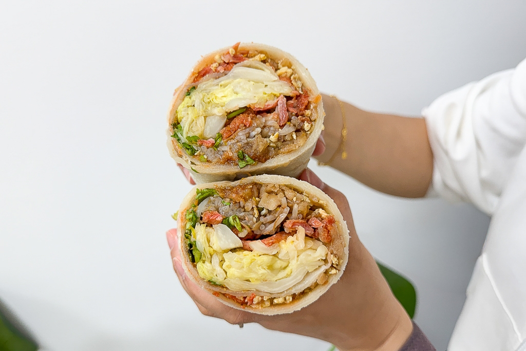 台中北屯｜正宗手工現作潤餅．台中巨無霸潤餅，Threads上暴紅銅板美食 @飛天璇的口袋