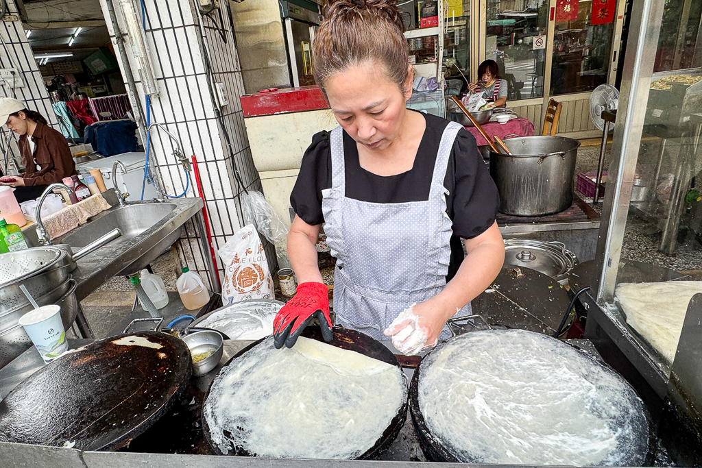 台中北屯｜正宗手工現作潤餅．台中巨無霸潤餅，Threads上暴紅銅板美食 @飛天璇的口袋