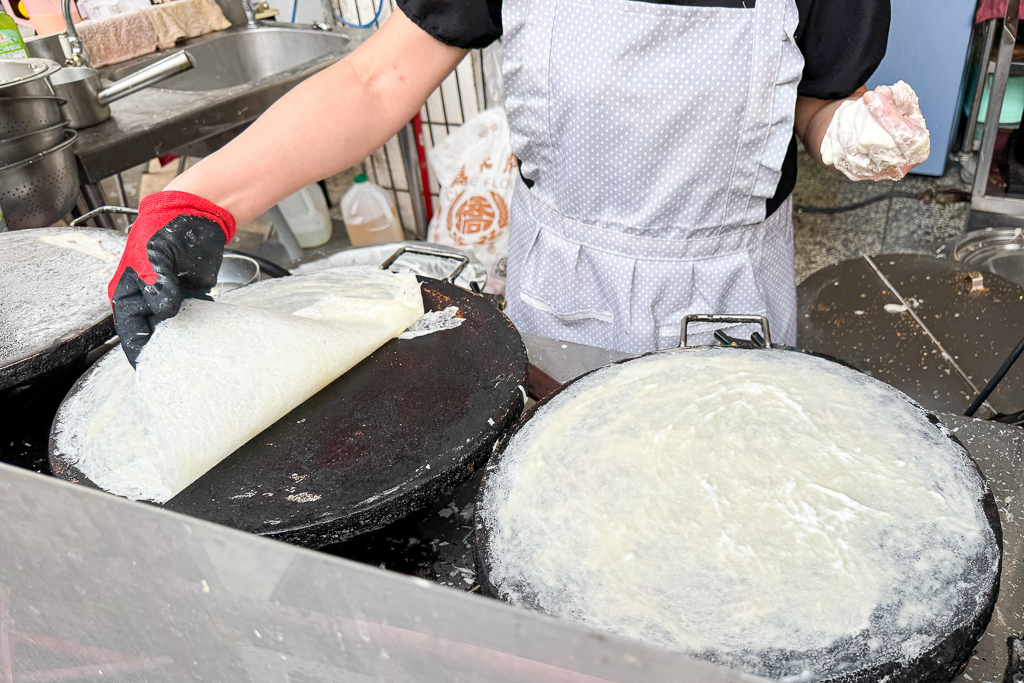 台中北屯｜正宗手工現作潤餅．台中巨無霸潤餅，Threads上暴紅銅板美食 @飛天璇的口袋